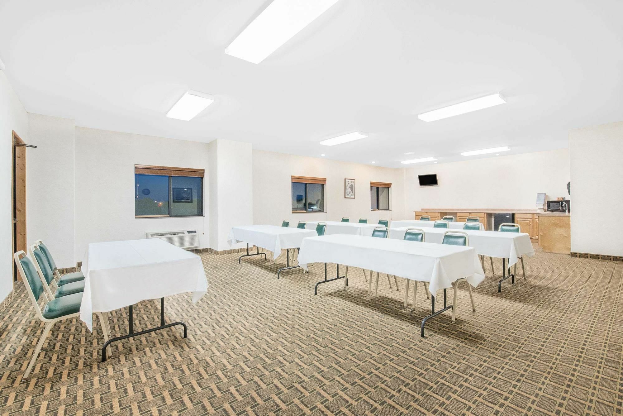 Days Inn By Wyndham Mitchell Sd Extérieur photo